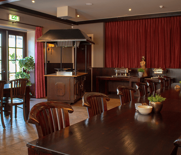 Zwerfkei grote zaal tafel