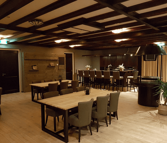 Zwerfkei- gezamenlijke leefruimte stoelen en tafels