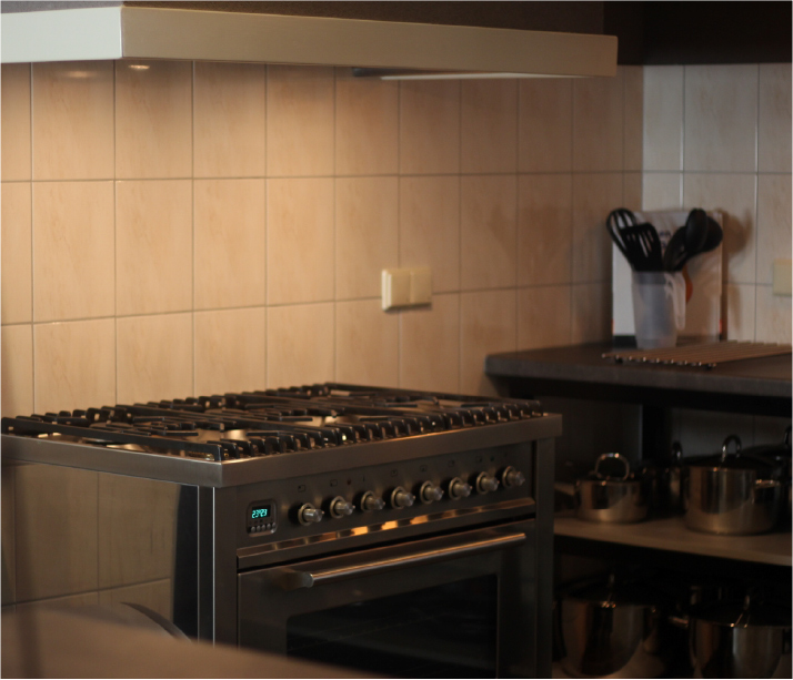 Professioneel gasfornuis in ruime keuken van De Zwerfkei