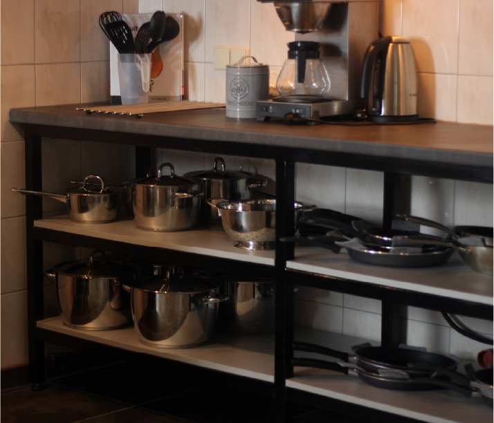 Potten en pannen en keukengerei in de keuken