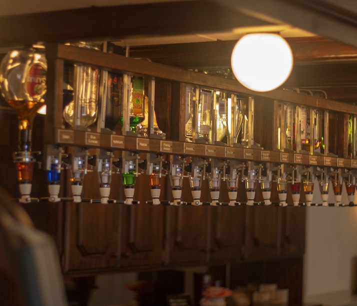 Bar met een verzameling bierkranen bij De Zwerfkei